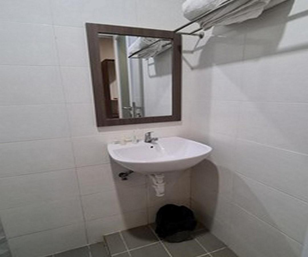 Gaia Asri Hotel Pamanukan Hilir Exteriör bild