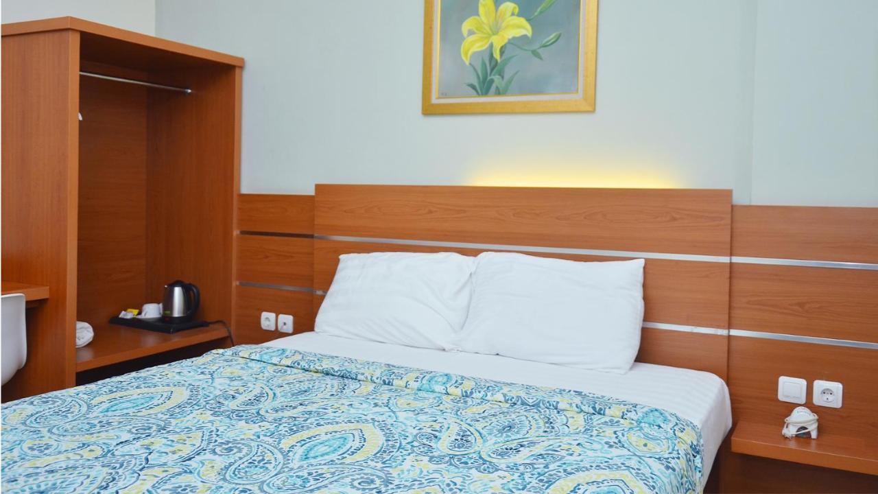 Gaia Asri Hotel Pamanukan Hilir Exteriör bild